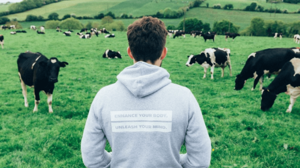 Gründer Nicolas auf den irischen Weiden der Kühe für den Rohstoff von Primal Whey