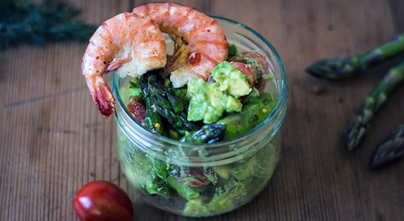 Herrlich erfrischend und gesund: Avocado Salat mit Garnelen (ketogen)