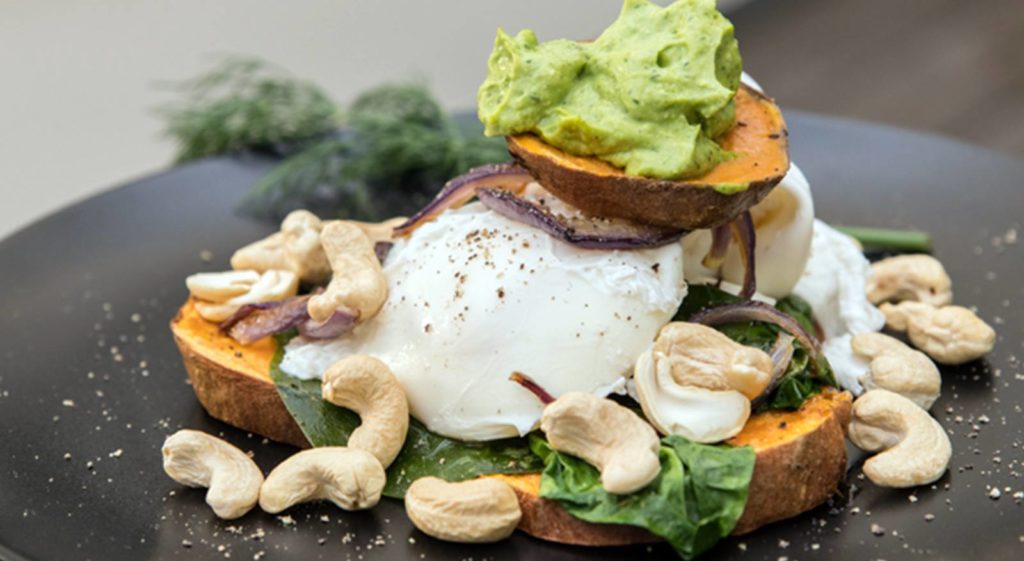 Eggs Benedict gesund mit Cashews