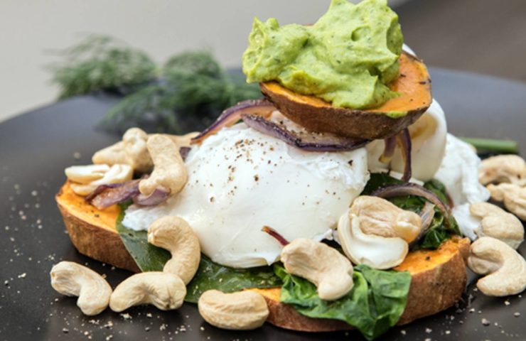 Eggs Benedict gesund mit Cashews