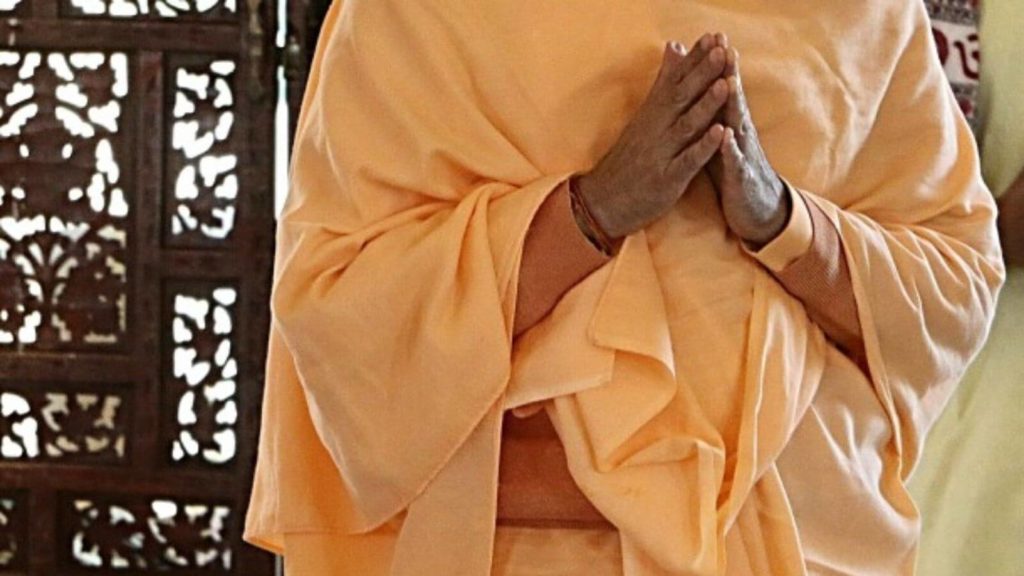 Die Hände eines Mönches vor seinem Herzen