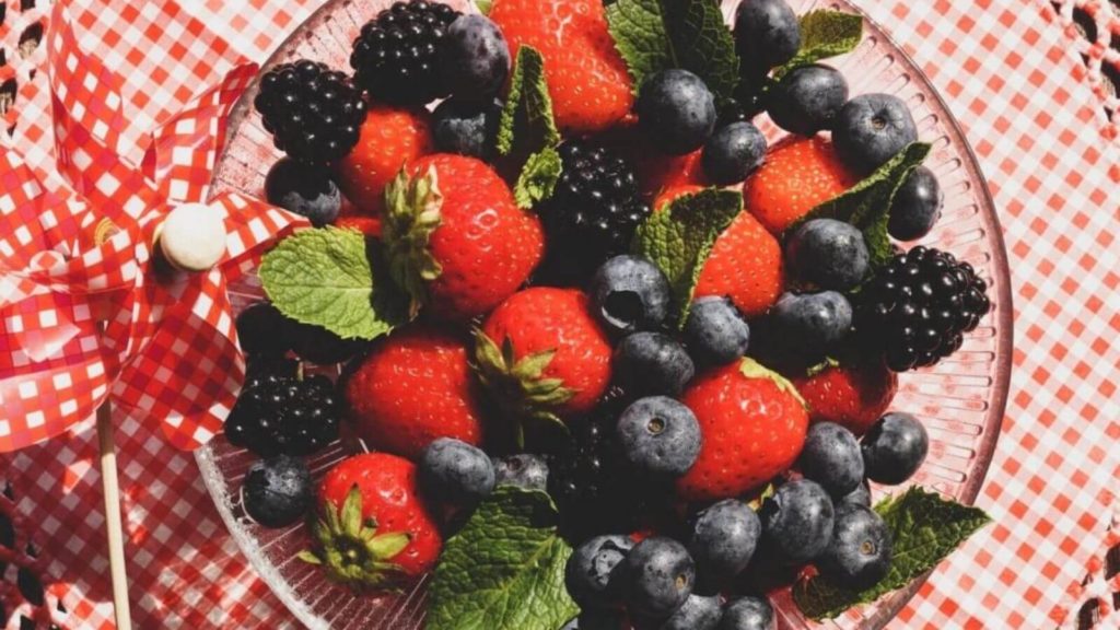 Beeren in einer Schale für die ketogene Ernährung