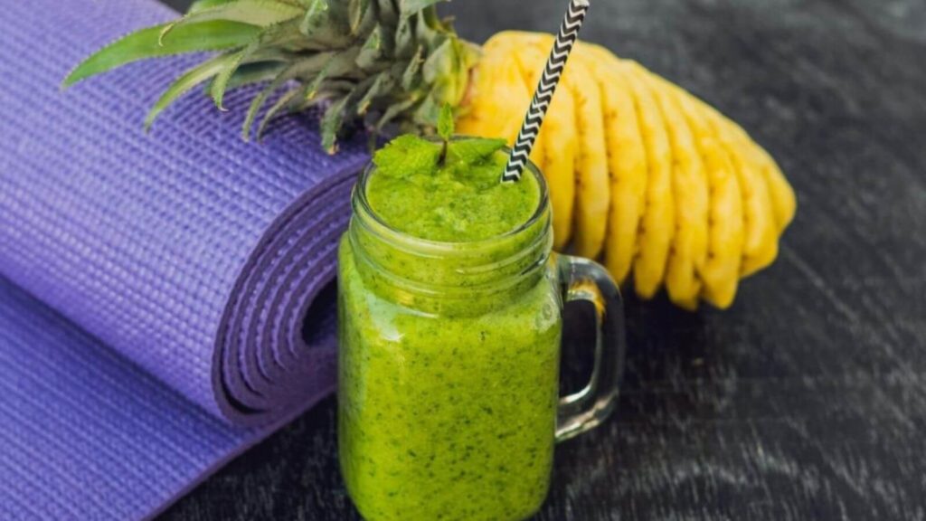 Smoothieglas mit Ananas und Yogamatte