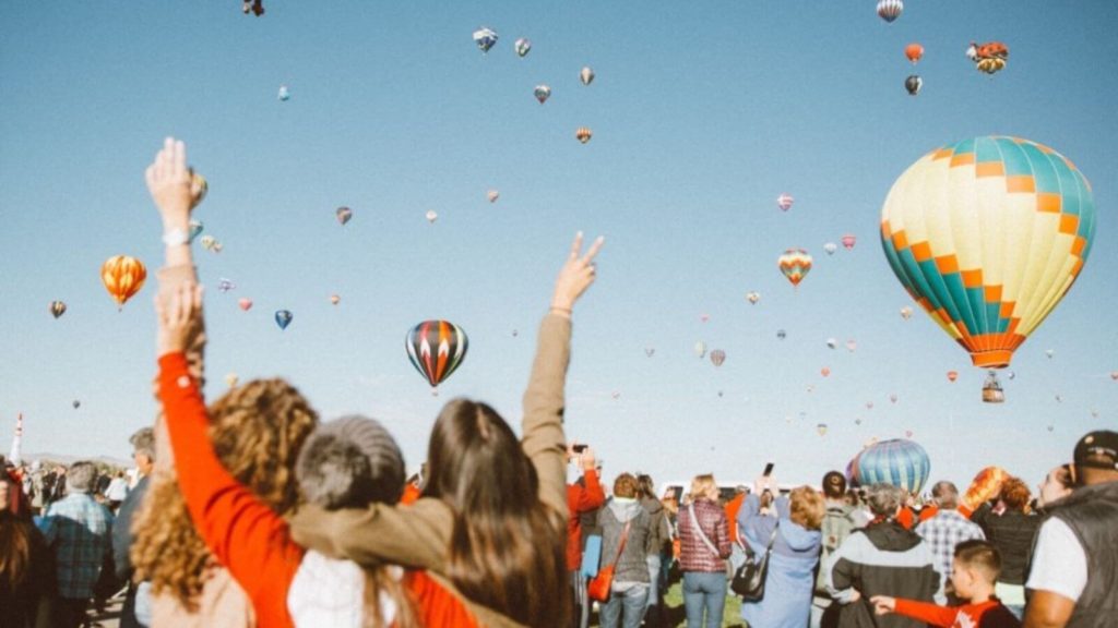 Glückliche Menschen und Ballons am Horizont.