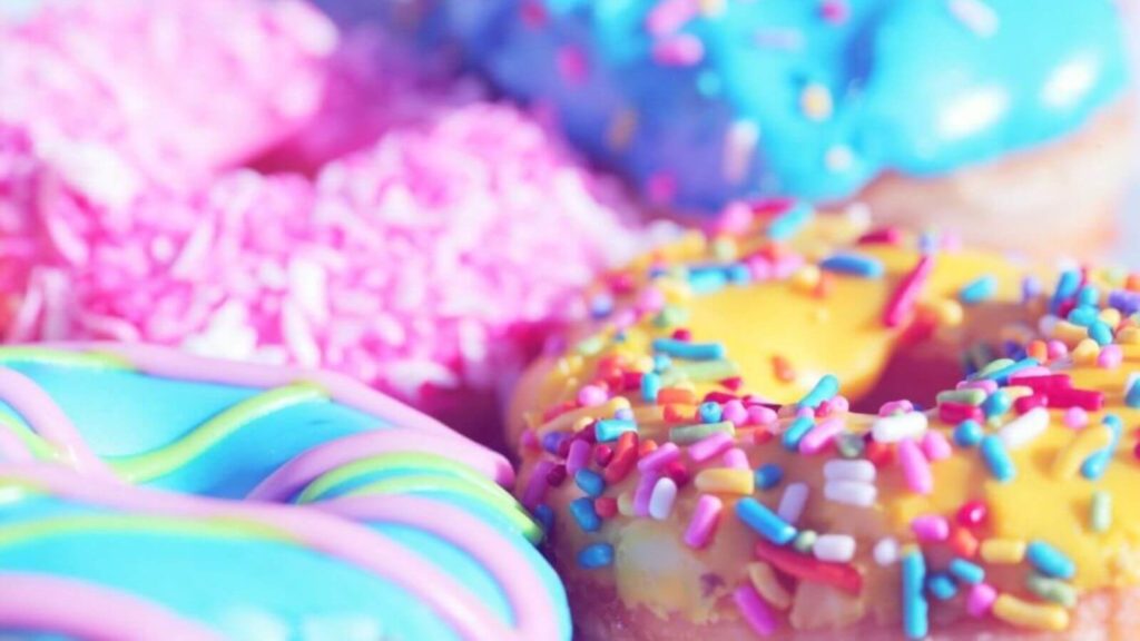 Donuts mit bunten Streuseln gehören nicht zur Candida-Diät