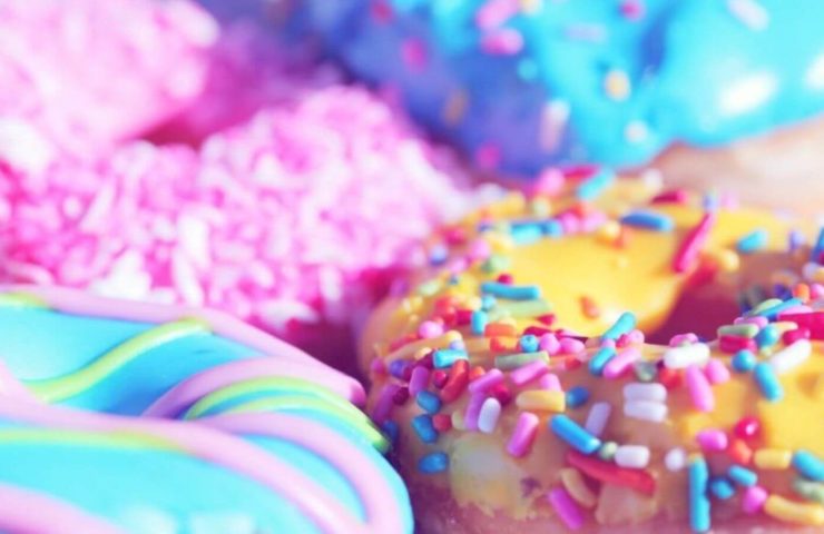 Donuts mit bunten Streuseln