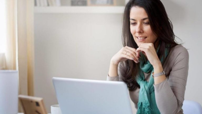 Frau arbeitet motiviert