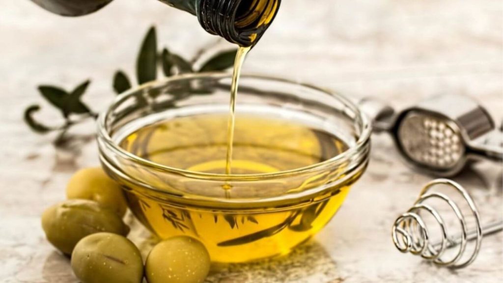 Olivenöl und Oliven für die Keto-Diät