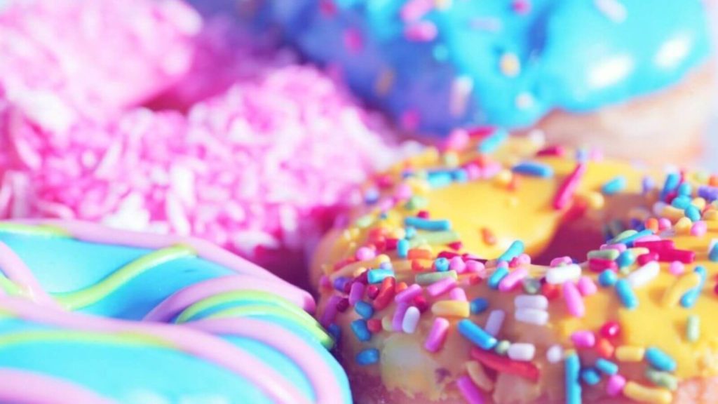 Donuts mit bunten Streuseln